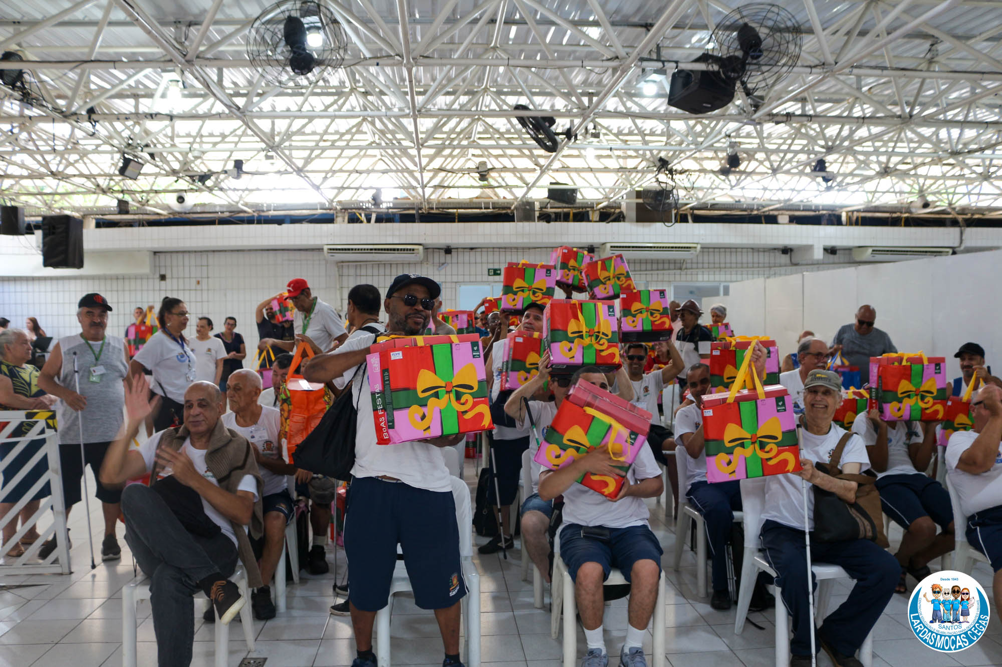 LMC realiza doação de cesta natalina para os alunos do Lar
